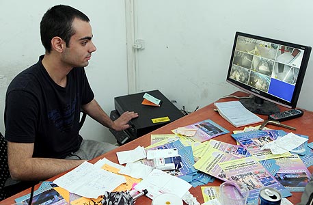 חוגי בעבודה. "אני לא רוצה להגיד שאני מרוויח ביום מה שהישראלי הממוצע מרוויח בחודש, אבל כן, זה מה שאני מרוויח" חוגי בעבודה. "אני לא רוצה להגיד שאני מרוויח ביום מה שהישראלי הממוצע מרוויח בחודש, אבל כן, זה מה שאני מרוויח"