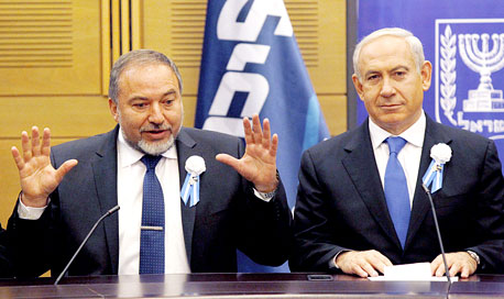 מימין: בנימין נתניהו ואביגדור ליברמן בימים אחרים מימין: בנימין נתניהו ואביגדור ליברמן בימים אחרים