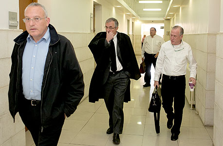 מימין אפי רוזנהויז עו"ד צבי אגמון ואלי גידור אתמול בבית המשפט מימין אפי רוזנהויז עו"ד צבי אגמון ואלי גידור אתמול בבית המשפט