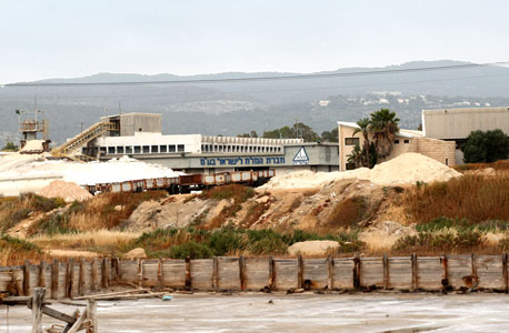 שני עותקים של מסמך נתניהו במינהל, האחד חתום השני לא