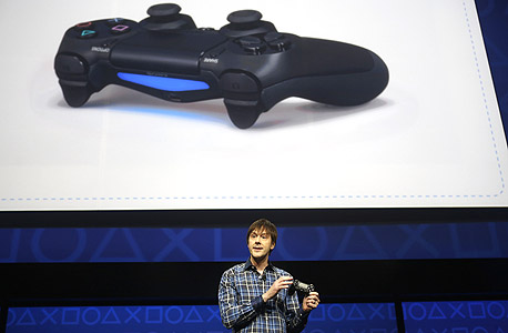 שלט ה-PS4. עיצוב הקונסולה עצמה טרם נחשף שלט ה-PS4. עיצוב הקונסולה עצמה טרם נחשף