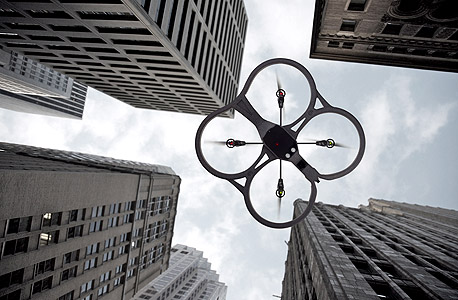AR.Drone, צעצוע ב־300 דולר שהוא מזל"ט צילום שקט שמגיע לגובה 122 מטר AR.Drone, צעצוע ב־300 דולר שהוא מזל"ט צילום שקט שמגיע לגובה 122 מטר