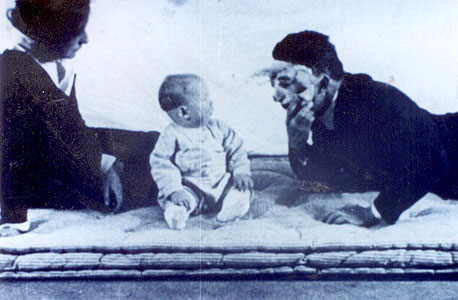 וווטסון עוטה מסיכה בניסיון להפחיד את אלברט (משמאל: רוזלי ריינר). התינוק, שהיה לפי בק עיוור כמעט לחלוטין, לא נרתע כלל וווטסון עוטה מסיכה בניסיון להפחיד את אלברט (משמאל: רוזלי ריינר). התינוק, שהיה לפי בק עיוור כמעט לחלוטין, לא נרתע כלל