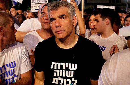 יאיר לפיד בהפגנה למען השווין בנטל ב-2012 יאיר לפיד בהפגנה למען השווין בנטל ב-2012
