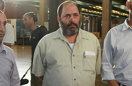 ירון אנג'ל (במרכז), מנכ"ל מאפיית אנג'ל בעת הארכת מעצרו בבית המשפט. "מצגים שגויים של רשות ההגבלים" ירון אנג'ל (במרכז), מנכ"ל מאפיית אנג'ל בעת הארכת מעצרו בבית המשפט. "מצגים שגויים של רשות ההגבלים"