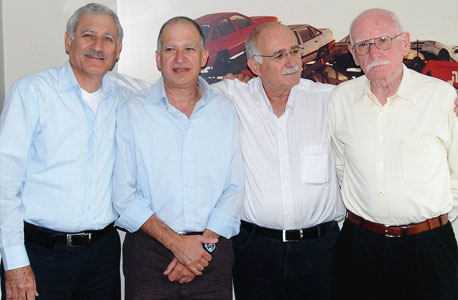 בעלי השליטה לשעבר בכלל תעשיות המחזיקה בנשר - משפחת לבנת. מימין: אברהם, צביקה, שי וזאב לבנת בעלי השליטה לשעבר בכלל תעשיות המחזיקה בנשר - משפחת לבנת. מימין: אברהם, צביקה, שי וזאב לבנת