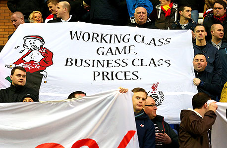 אוהדי ליברפול עם שלט מחאה נגד מחירי הכרטיסים. כסף לא קונה אמון האוהדים