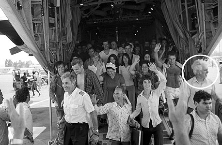 חטופי אנטבה חוזרים לארץ (בעיגול: אלברבאום). "אמרו לנו לא לספר דבר" חטופי אנטבה חוזרים לארץ (בעיגול: אלברבאום). "אמרו לנו לא לספר דבר"
