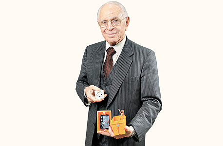 אלברבאום מחזיק בקופסת חשמל השולטת על התאורה ובשקע שמדווח על צריכת החשמל אלברבאום מחזיק בקופסת חשמל השולטת על התאורה ובשקע שמדווח על צריכת החשמל