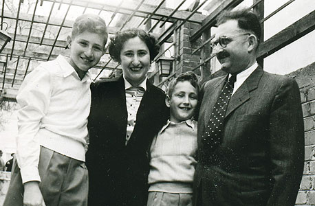 1954. דן פרופר (13, משמאל) עם אחיו גד (9) והוריו עליזה ואויגן בחגיגת בר המצווה של דן במועדון ויצו בתל אביב 1954. דן פרופר (13, משמאל) עם אחיו גד (9) והוריו עליזה ואויגן בחגיגת בר המצווה של דן במועדון ויצו בתל אביב