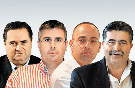 מימין: השר להגנת הסביבה עמיר פרץ, ראש הוועדה להסדרת נושא הרכב ירון זליכה, מנהל רשות המסים משה אשר ושר התחבורה ישראל כץ. המפתחות ליישום הרפורמות בידיים שלהם מימין: השר להגנת הסביבה עמיר פרץ, ראש הוועדה להסדרת נושא הרכב ירון זליכה, מנהל רשות המסים משה אשר ושר התחבורה ישראל כץ. המפתחות ליישום הרפורמות בידיים שלהם