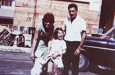 1964. דפנה הרלב (5) עם אחותה דלית (שבעה חודשים) והוריה משה ורחל בכיכר המושבות בתל אביב