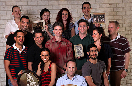 גלעד יפת, מנכ"ל MyHeritage (בחזית) ועובדי החברה. מאגר אילנות היוחסין השני בגודלו ברשת גלעד יפת, מנכ"ל MyHeritage (בחזית) ועובדי החברה. מאגר אילנות היוחסין השני בגודלו ברשת