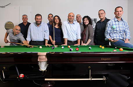 מנכ"ל קלאריזן, אבינועם נובוגרודסקי (חמישי מימין) עם עובדי החברה. 3,000 לקוחות ארגוניים, מג'נרל אלקטריק ועד תנובה ושטראוס מנכ"ל קלאריזן, אבינועם נובוגרודסקי (חמישי מימין) עם עובדי החברה. 3,000 לקוחות ארגוניים, מג'נרל אלקטריק ועד תנובה ושטראוס