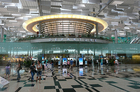 נמל התעופה צ'אנגי בסינגפור. אפשר ליהנות משחייה בבריכה