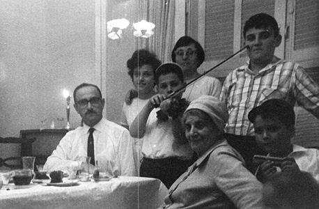 1962. מימין למעלה ובכיוון השעון: עמוס שפירא (13), בן הדוד אמנון, סבתא גולדה, האח יוסי, האב יצחק, האחות אורלי והאם אסתר בתל אביב 1962. מימין למעלה ובכיוון השעון: עמוס שפירא (13), בן הדוד אמנון, סבתא גולדה, האח יוסי, האב יצחק, האחות אורלי והאם אסתר בתל אביב