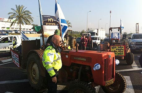 תושבי עמק חפר חוסמים את כביש 4 במחאה על מתקן קליטת הגז (ארכיון) תושבי עמק חפר חוסמים את כביש 4 במחאה על מתקן קליטת הגז (ארכיון)