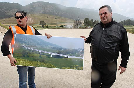 שר התחבורה ישראל כץ (מימין) באתר הבנייה של רכבת העמק (ארכיון) שר התחבורה ישראל כץ (מימין) באתר הבנייה של רכבת העמק (ארכיון)