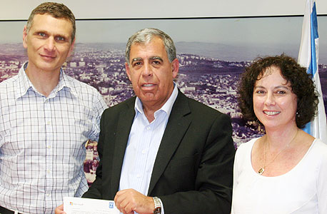 מימין לשמאל: הממונה על התקשוב הממשלתי, כרמלה אבנר, סגן שר האוצר, מיקי לוי ומנכ"ל מיקרוסופט, ישראל דני ימין מימין לשמאל: הממונה על התקשוב הממשלתי, כרמלה אבנר, סגן שר האוצר, מיקי לוי ומנכ"ל מיקרוסופט, ישראל דני ימין