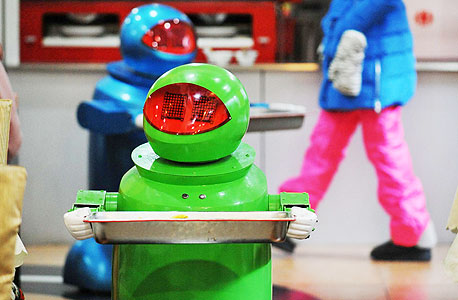 רובוטים-מלצרים בסין