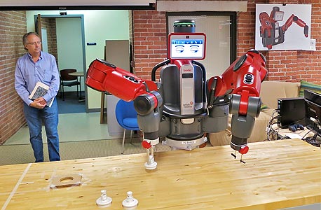 מחליף פועל ייצור. יוצרי הרובוט־הלומד בקסטר משווקים אותו כתשובה האמריקאית לייצור הזול בסדנאות היזע באסיה