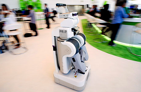 מחליף עוזרת בית. הרובוט האישי PR2 ניתן לתכנות פשוט, וכיום הוא אופה, מקפל, מביא דברים מהמקרר ומוריד את הכלב לטיול