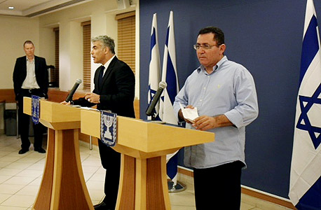 עופר עיני (מימין) ויאיר לפיד במסיבת העיתונאים