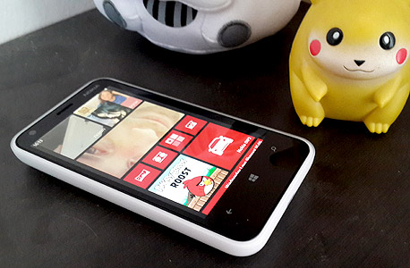 ווינדוס פון 8 צומחת. Lumia 620 של נוקיה, צילום: ניצן סדן