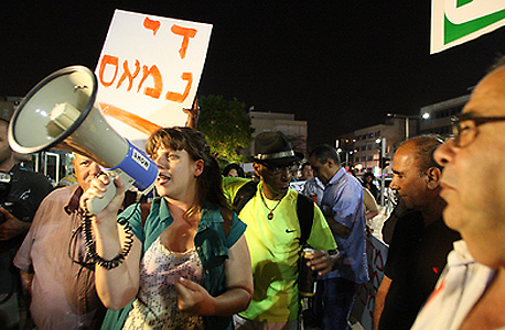 דפני ליף בהפגנה (ארכיון) דפני ליף בהפגנה (ארכיון)