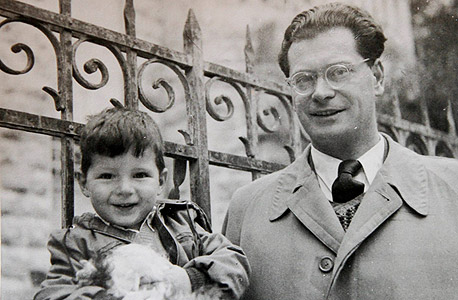1954. דוד שמרון, בן שלוש, עם אביו ארוין מול ביתם ברח' חובבי ציון בירושלים 1954. דוד שמרון, בן שלוש, עם אביו ארוין מול ביתם ברח' חובבי ציון בירושלים