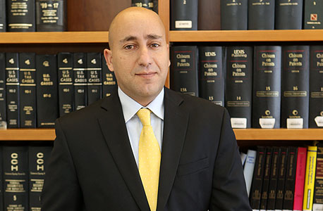 עו"ד דן צפריר. דברים שרואים משם לא רואים מכאן עו"ד דן צפריר. דברים שרואים משם לא רואים מכאן