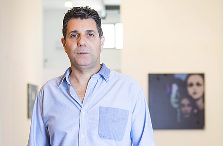חזי כהן, בעלי גלריה בשכונה: "אנחנו פועלים בדרום העיר אבל הארנונה זהה לכל מקום אחר, ואצלי זו הוצאה מאוד גדולה בגלל גודל החלל. חשוב לי שהקהל יוכל להיחשף לאמנות, אבל אני לא מקבל שום סיוע" חזי כהן, בעלי גלריה בשכונה: "אנחנו פועלים בדרום העיר אבל הארנונה זהה לכל מקום אחר, ואצלי זו הוצאה מאוד גדולה בגלל גודל החלל. חשוב לי שהקהל יוכל להיחשף לאמנות, אבל אני לא מקבל שום סיוע"
