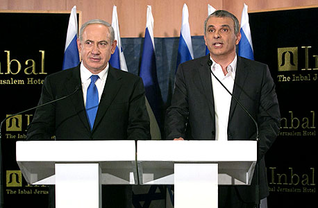 משה כחלון ובנימין נתניהו במסיבת העיתונאים בינואר משה כחלון ובנימין נתניהו במסיבת העיתונאים בינואר