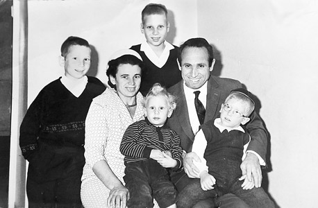 1965 - אבי כץ (2) בזרועות אמו דבורה, עם אביו משה ואחיו דב (10), יהודה (8) ושמוליק (3) בבני ברק 1965 - אבי כץ (2) בזרועות אמו דבורה, עם אביו משה ואחיו דב (10), יהודה (8) ושמוליק (3) בבני ברק