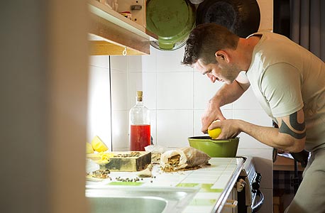 רובננקו רוקח ג'ין ביתי. ארומות תבלינים מחליפות את המתיקות התעשייתית של ג'ין קנוי רובננקו רוקח ג'ין ביתי. ארומות תבלינים מחליפות את המתיקות התעשייתית של ג'ין קנוי