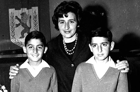 1963. שלמה מור־יוסף (12, משמאל) עם אחיו אורי (11) ואמם גאולה בעיריית ירושלים 1963. שלמה מור־יוסף (12, משמאל) עם אחיו אורי (11) ואמם גאולה בעיריית ירושלים