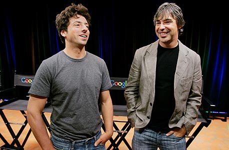 מייסדי גוגל לארי פייג' (מימין) וסרגיי ברין. קנו מאלבז את האלגוריתם שמאפשר להם להתאים מודעות לעמודים, ומכניס להם הרבה כסף