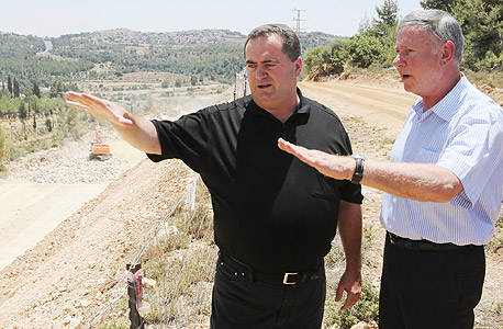 שר התחבורה ישראל כץ עם שי ברס (ארכיון) שר התחבורה ישראל כץ עם שי ברס (ארכיון)
