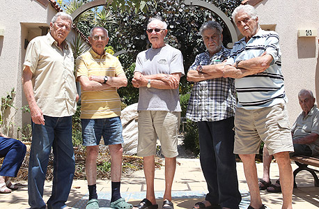 אברהם דשא (משמאל), שמואל רותם, דוד אילני, משה גורן ואריה איתני, חלק מהדיירים התובעים. "מתייחסים אלינו כנדל"ן מניב" אברהם דשא (משמאל), שמואל רותם, דוד אילני, משה גורן ואריה איתני, חלק מהדיירים התובעים. "מתייחסים אלינו כנדל"ן מניב"