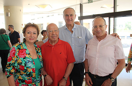ישראל קנטור (באדום) עם סמי סגול (מימין) וגד ואתי פרופר ישראל קנטור (באדום) עם סמי סגול (מימין) וגד ואתי פרופר