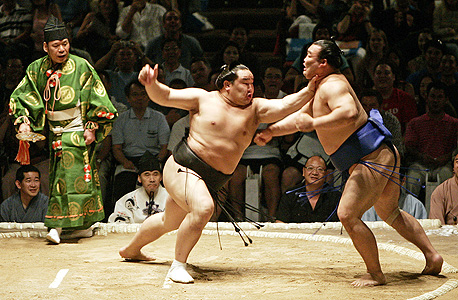 מתאבק הסומו  היפני קאסוגאנישיקי טקהירו (מימין), שבשל קשריו ליאקוזה בוטלה אליפות הסומו, צילום: איי אף פי