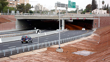 הגשר בכביש מכבית (471). המנהרה מנתבת את תנועה כלי הרכב מבתי התושבים הגשר בכביש מכבית (471). המנהרה מנתבת את תנועה כלי הרכב מבתי התושבים