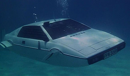 המכונית בתוך המים