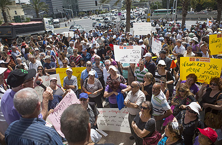הפגנה של קשישים נגד הגזירות הכלכליות (ארכיון), צילום: תומי הרפז