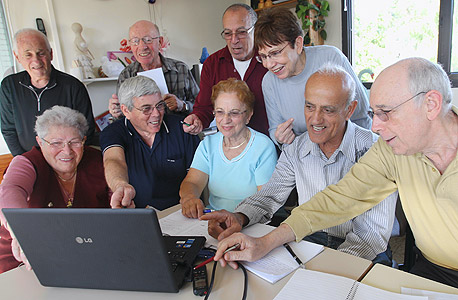 קשישים בפנסיה בקורס ברוקרים בכפר סבא (ארכיון) קשישים בפנסיה בקורס ברוקרים בכפר סבא (ארכיון)
