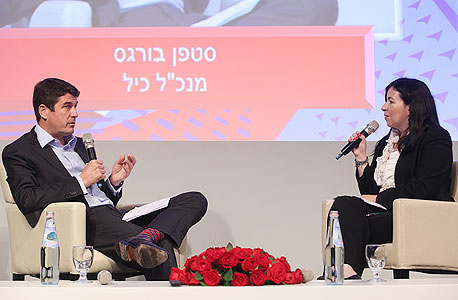 סופי שולמן (מימין) משוחחת עם סטפן בורגס סופי שולמן (מימין) משוחחת עם סטפן בורגס