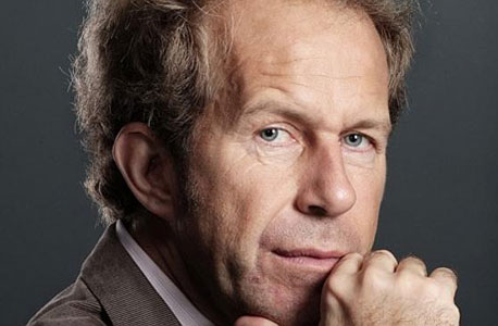 משמלות לאייפונים: אפל שכרה את מנכ"ל בית האופנה איב סן לורן