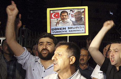 טורקים באנקרה מפגינים תמיכה באחים המוסלמים במצרים