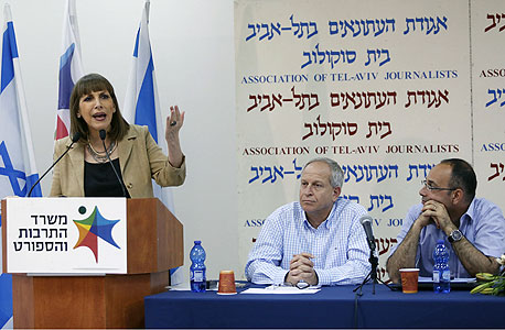 ירון זליכה (מימין), צחי פישביין ולימור לבנת. צחי פישביין: "עדיף להשקיע ישירות בילדים ופחות בשלטים במגרשים" ירון זליכה (מימין), צחי פישביין ולימור לבנת. צחי פישביין: "עדיף להשקיע ישירות בילדים ופחות בשלטים במגרשים"