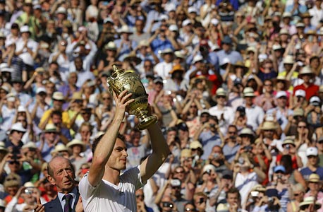 אנדי מארי מניף את גביע ווימבלדון. "אירוע רגשי עבור כל הבריטים", צילום: איי אף פי